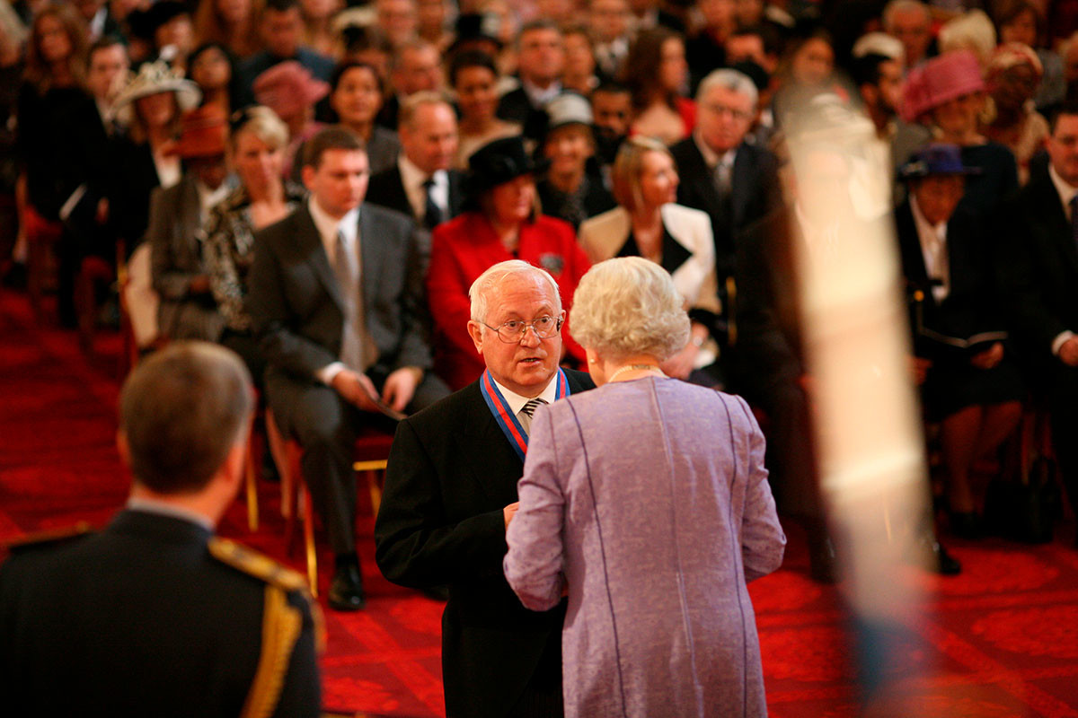 Oleg Gordievski avec la reine Élisabeth II au palais de Buckingham