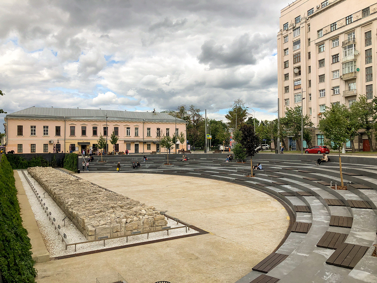 Place Khokhlovskaïa et la «Fosse» avec fragment des remparts de Bely gorod