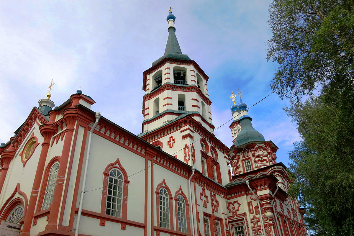 Gereja Peninggian Salib yang Berharga dan Memberi Kehidupan di Irkutsk.