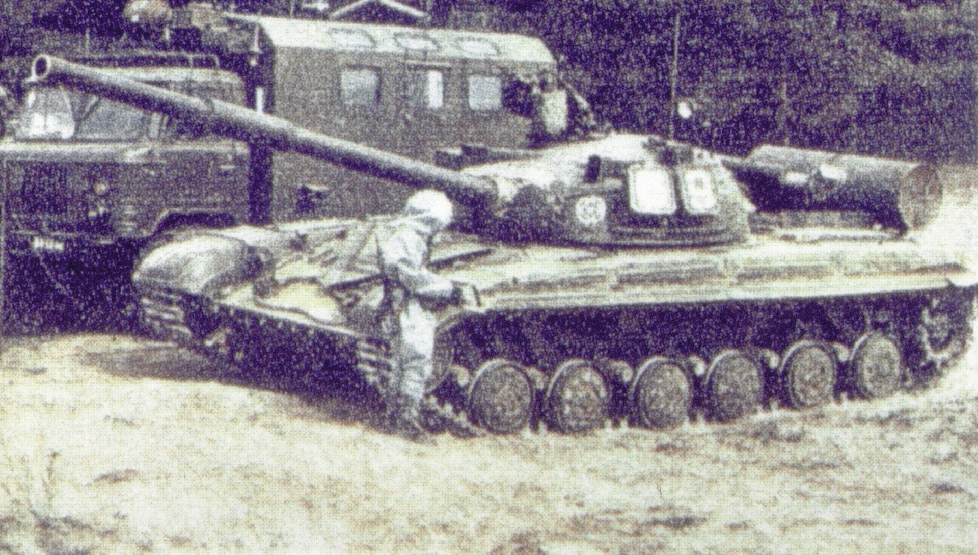 Un tanque soviético T-64 en la década los 80. La imagen fue tomada durante un ejercicio de descontaminación del ejército soviético.