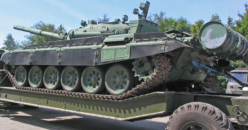 Tanque T-72 mostrando sus ruedas y cadenas.