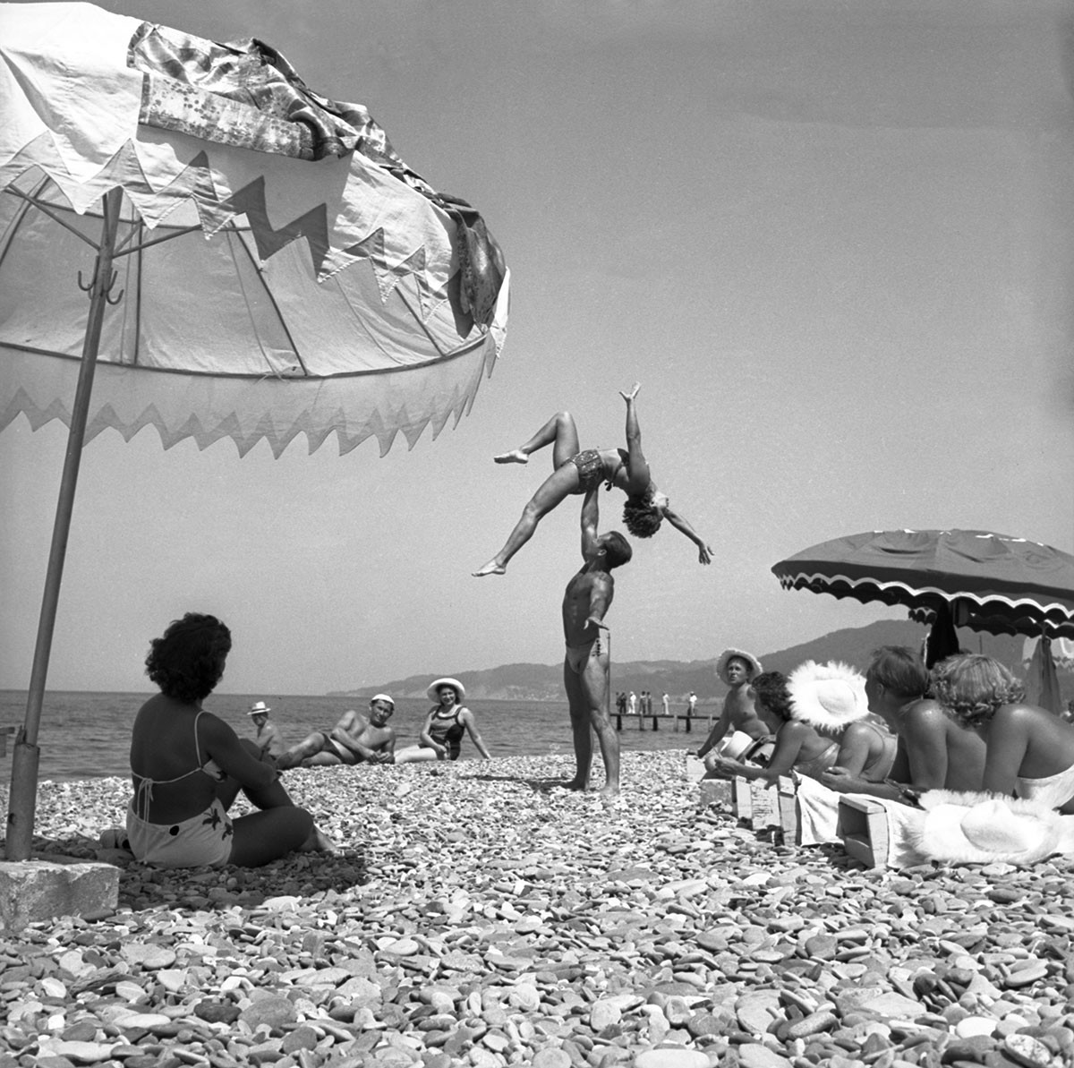 Град Сочи. Туристи на плажи санаторијума „Нови Сочи“ (сада Уједињени санаторијум „Русь“), 1956.