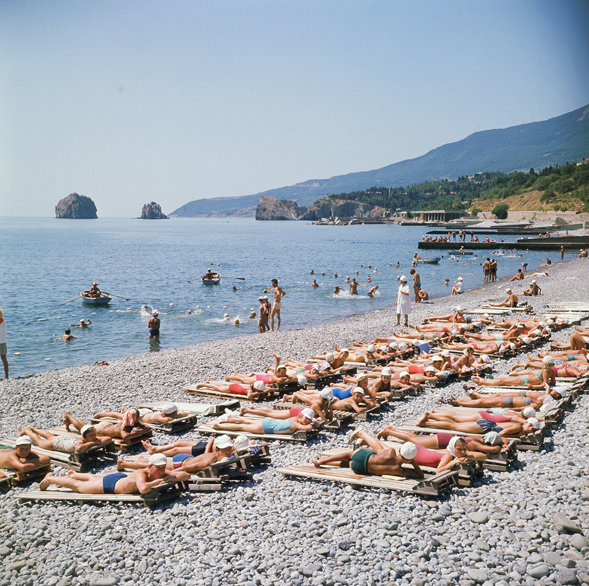 Украјинска ССР. Крим, август 1970. Туристи на плажи у насељу Гурзуф. 