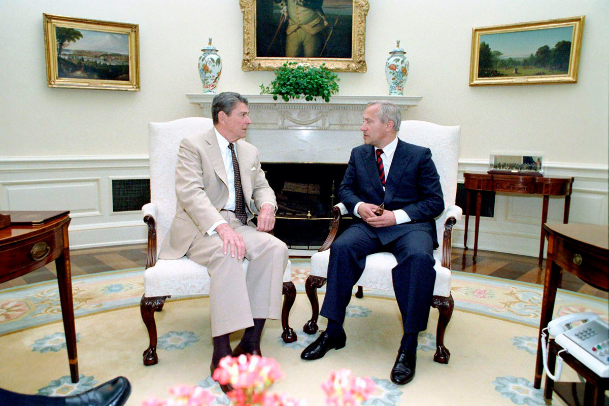 Ronald Reagan bertemu dengan aset MI6 Oleg Gordievsky pada 21 Juli 1987.