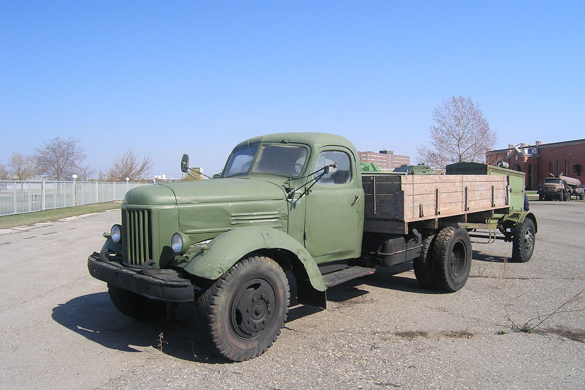 Zil-164. Vozilo je djelomično obnovljeno: nisu originalne bočne strane haube i platforma prikolice.