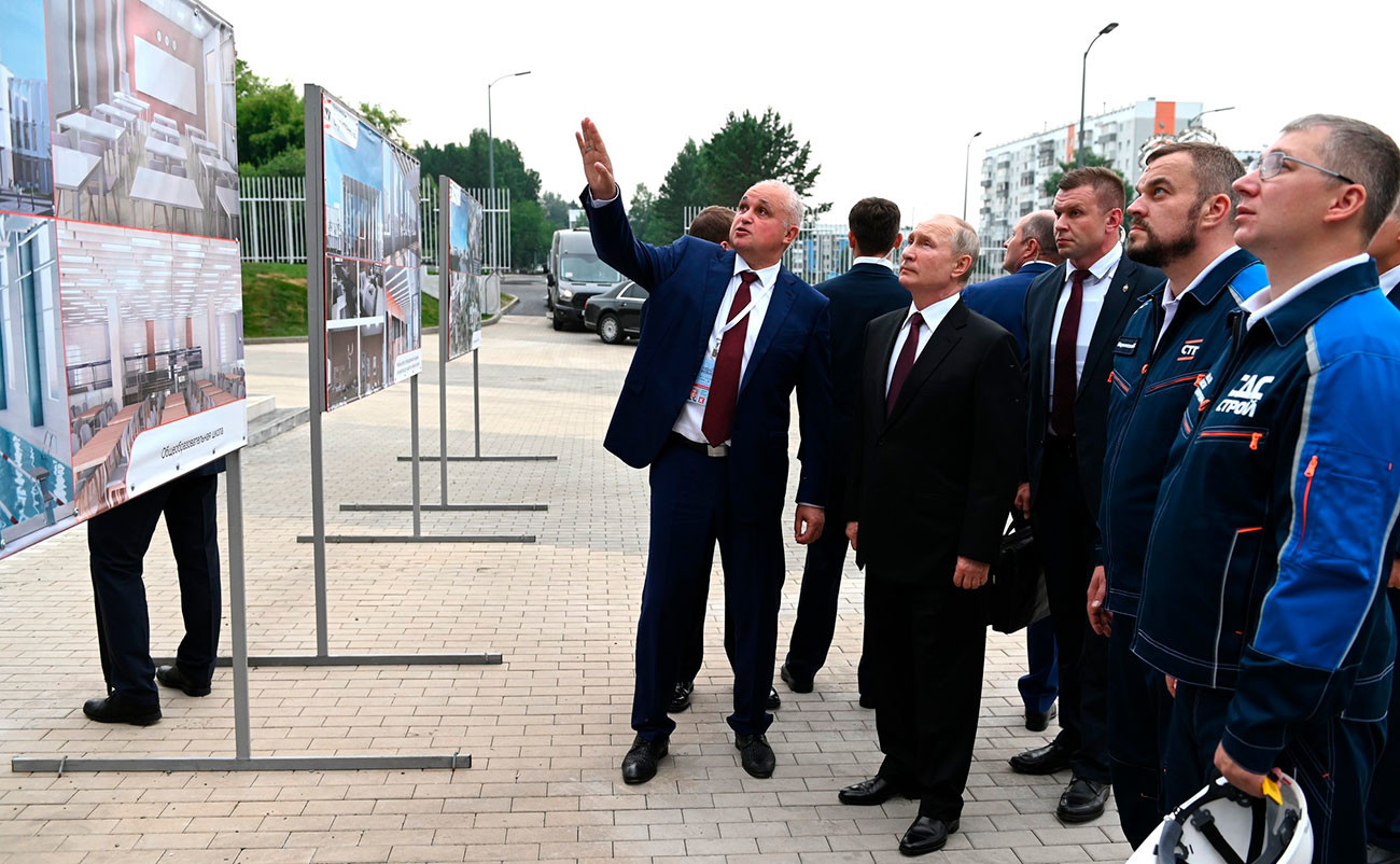 Presiden Putin mengunjungi area konstruksi kompleks budaya dan pendidikan Klaster Seni Siberia, 6 Juli 2021.