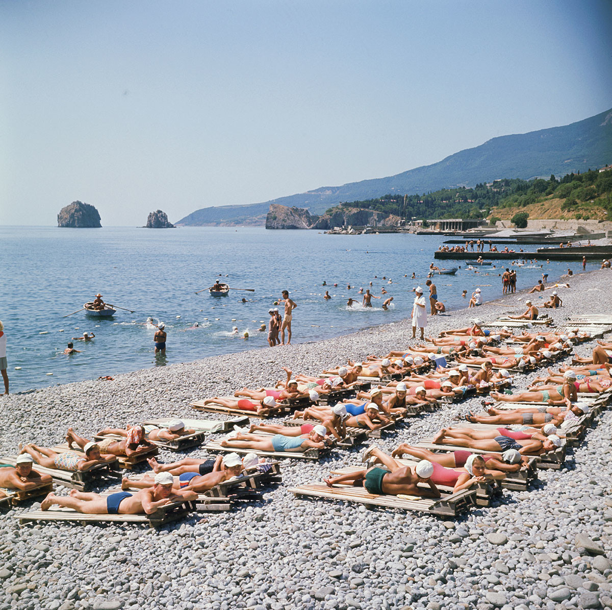 Ukrajinska SSR. Krim, kolovoz 1970. Turisti na plaži u naselju Gurzuf.
