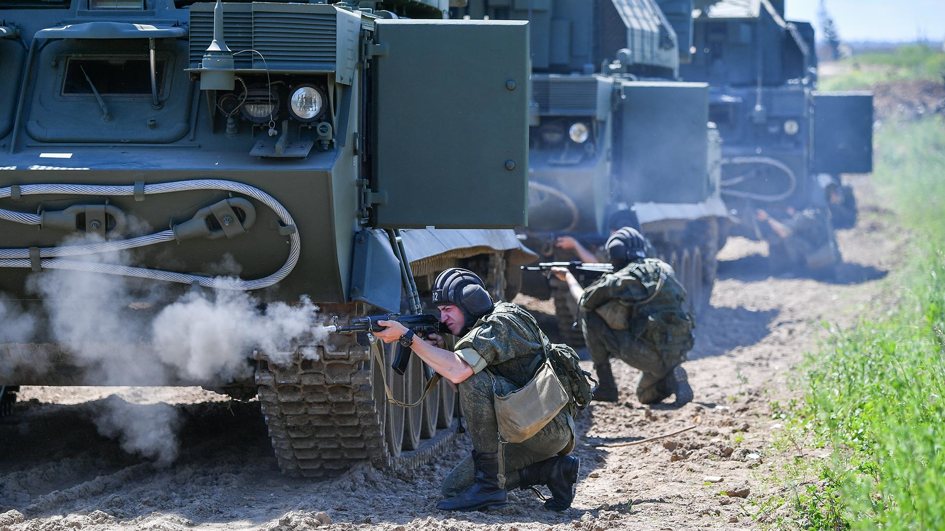 Војници борбених посада ракетног ПВО система „Тор-М2“ Кантемировске оклопне дивизије Западног војног округа на вежбама у Подмосковљу.