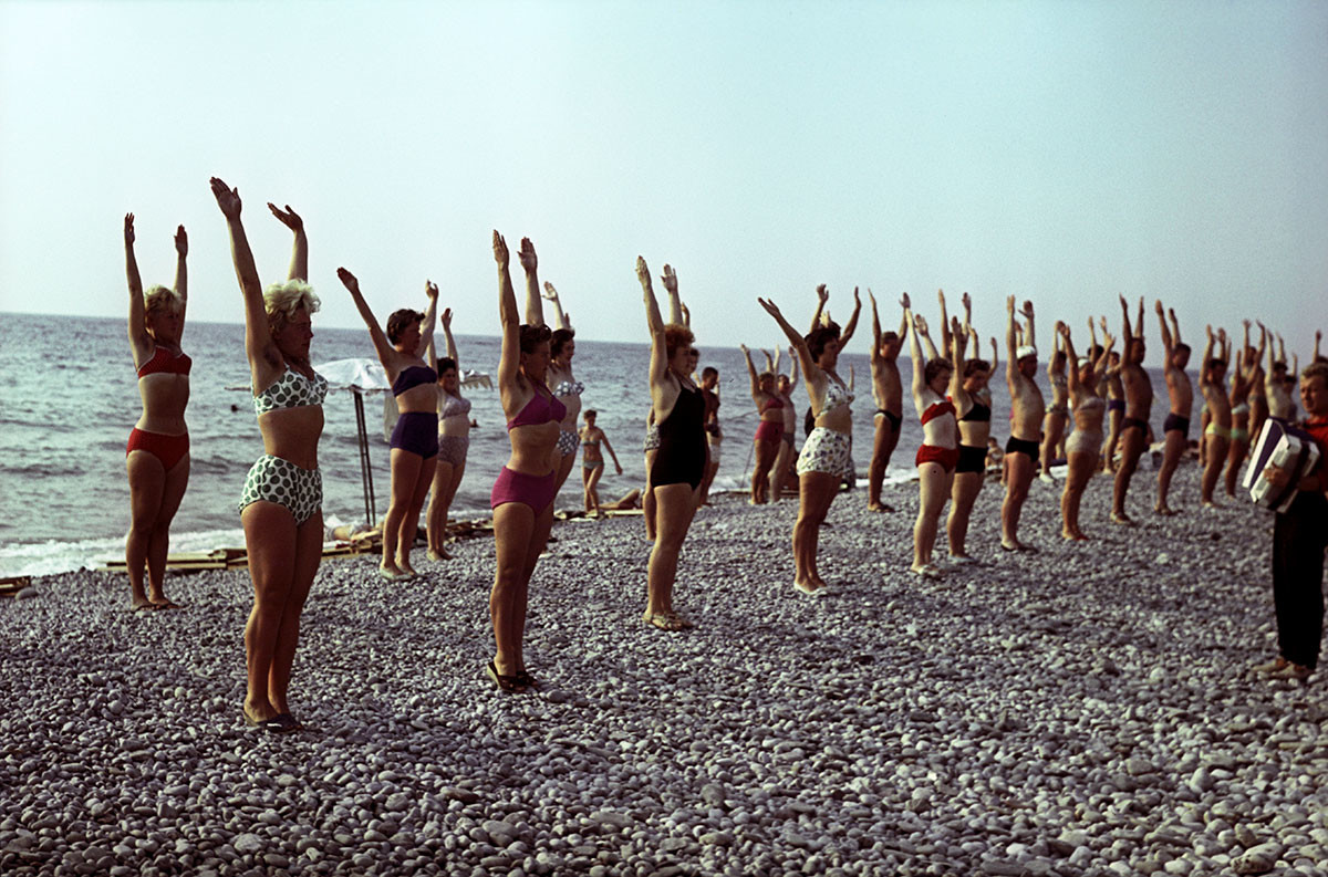 Оздоровительная гимнастика на пляже. Туапсе, Краснодарский край, 1963.