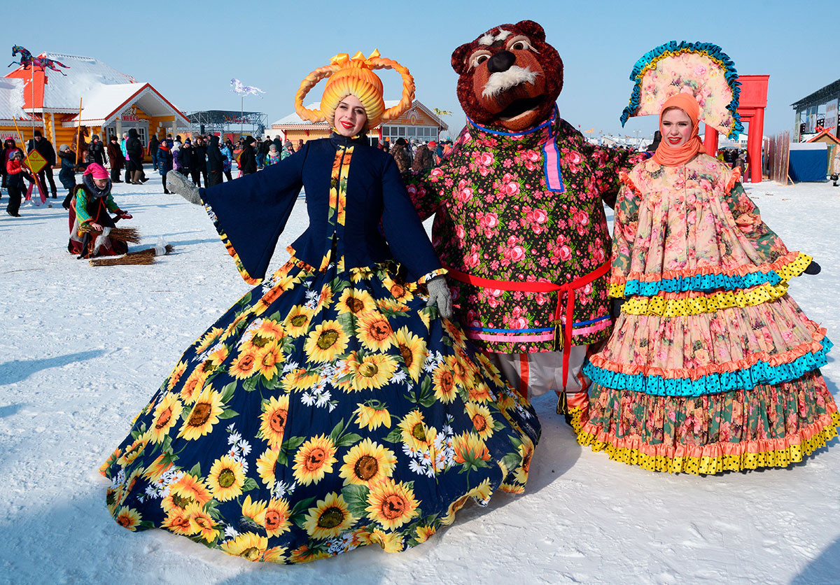 Участници в театралното шествие а зМасленица в костюми на героите от руските приказки на фестивала 