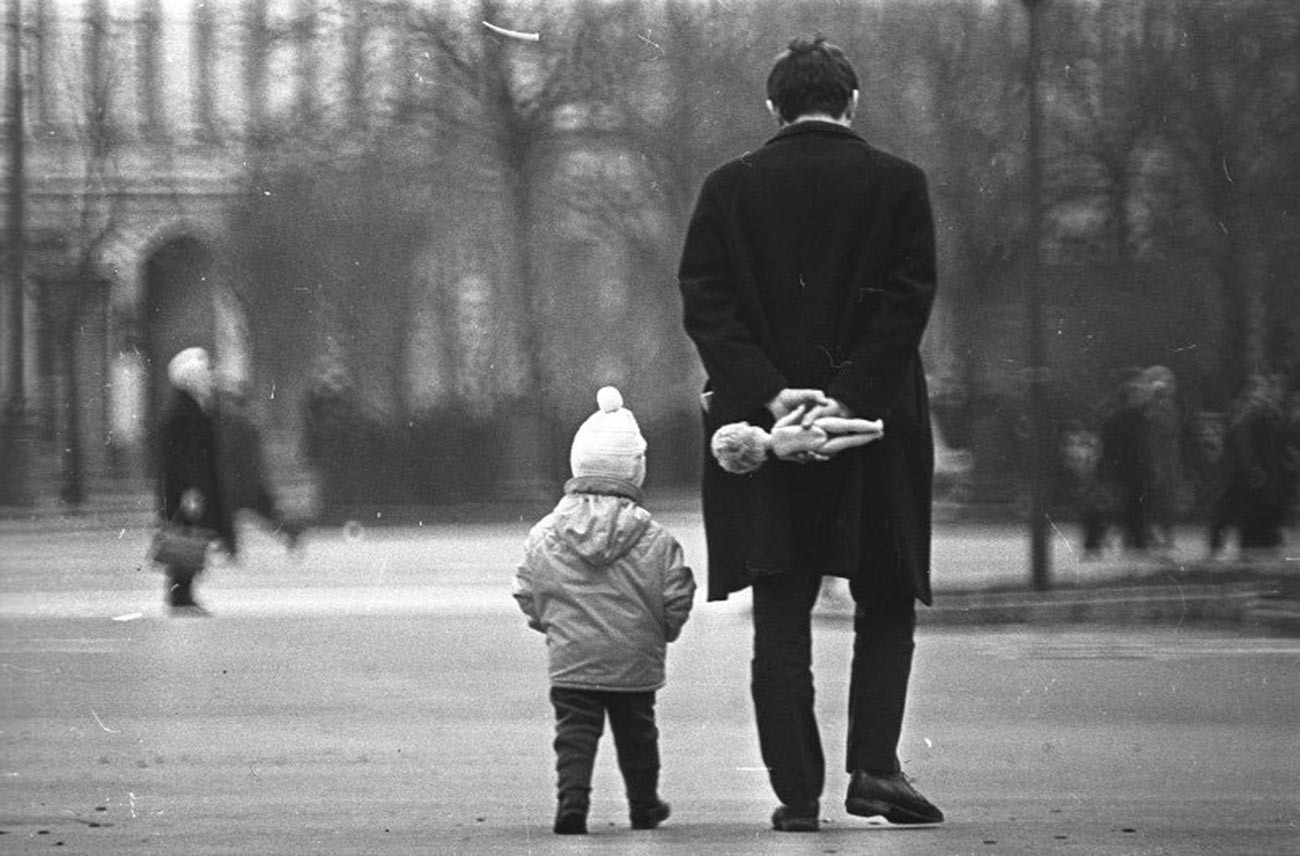 Dolly (Ein Vater und eine Tochter beim Spaziergang), 1976.
