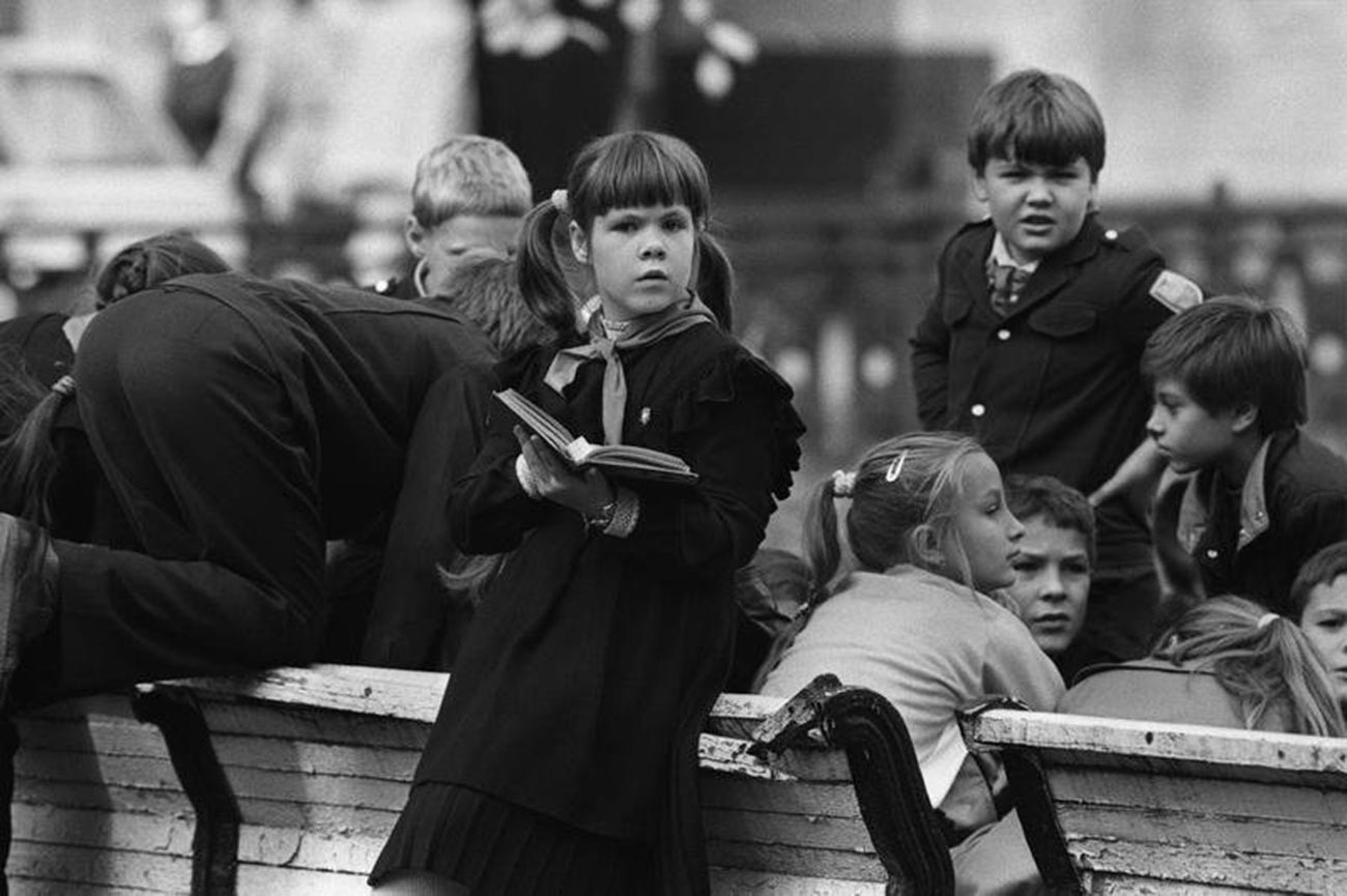 Schulkinder genießen Pause, 1990.