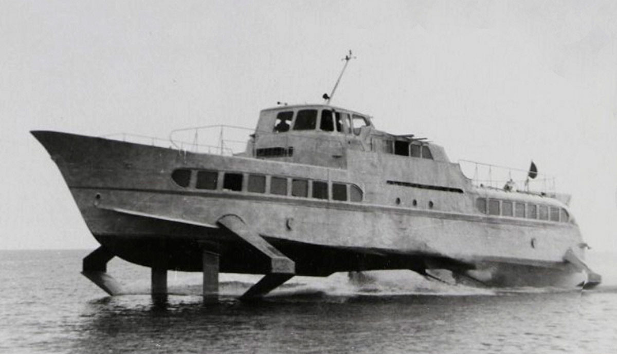 Бродот на моторен погон „Мир“ (Стрела-1) со подводни крила.
