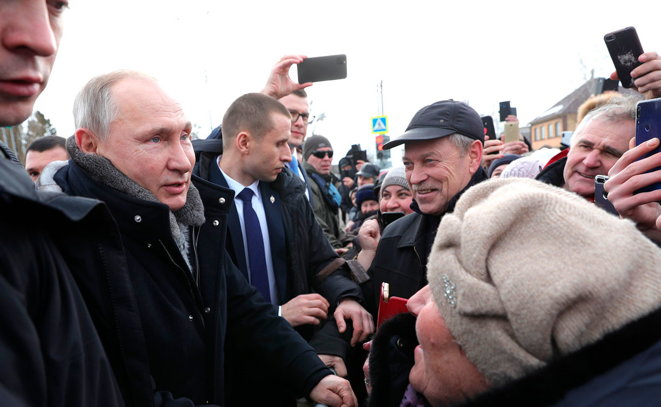 The bodyguards operate close to their ward during a meeting with people, January 22, 2020