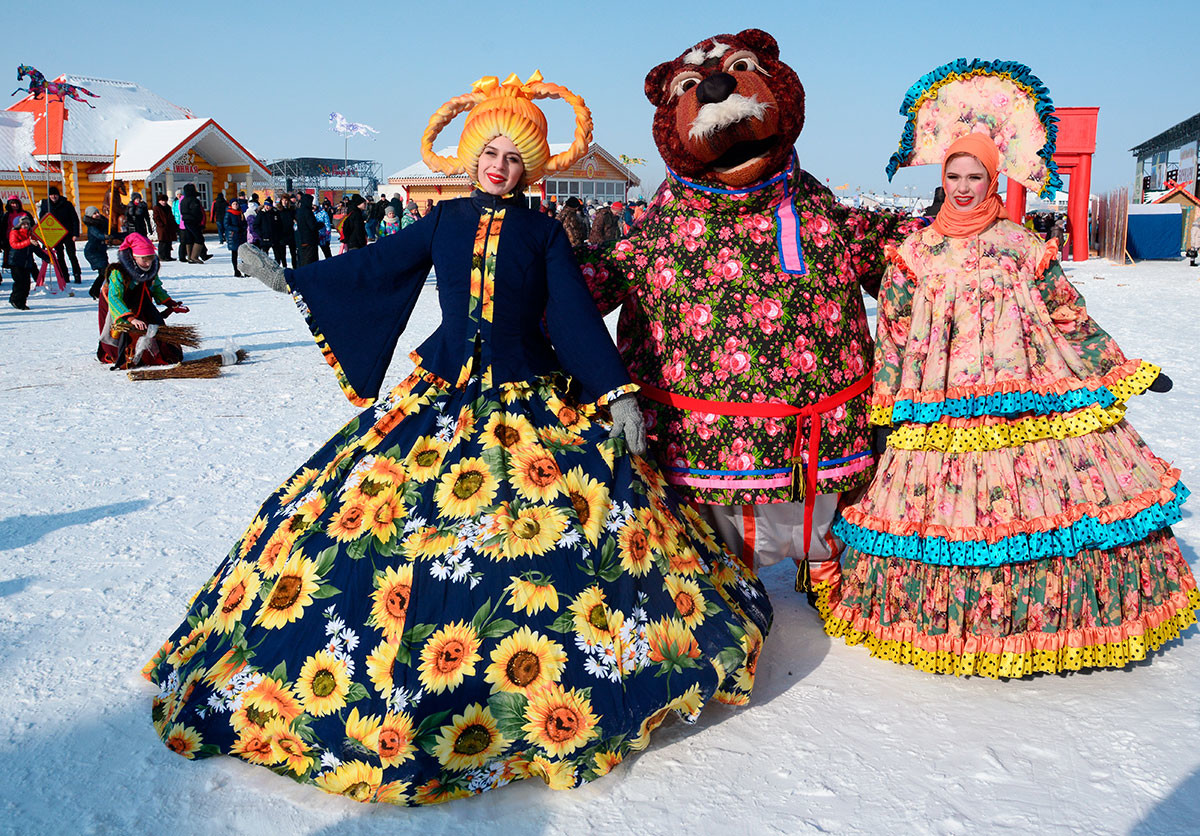 Teilnehmer der theatralischen Masleniza-Prozession in Kostümen der Helden der russischen Märchen beim sibirischen Masleniza-Festival im Altai-Dorf Nowotyryschkino, 2018.