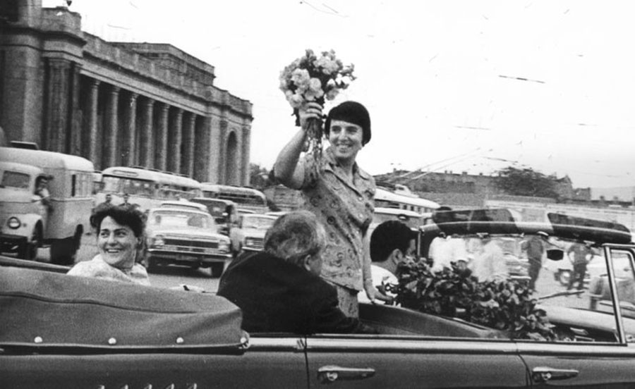 Nona Gaprindašvili u Tbilisiju poslije pobjede na svjetskom prvenstvu u šahu 1962. 