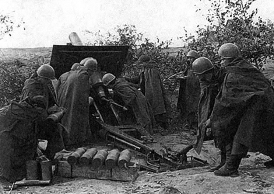 Die Geschützmannschaft von Oberfeldwebel S. E. Litwinenko feuert auf den Feind. Leningrader Front. September - Oktober 1941.