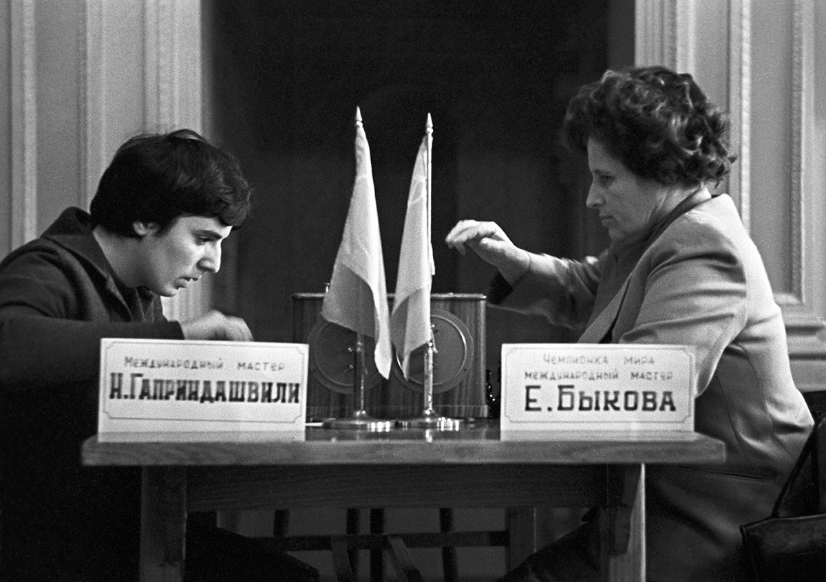 Partie pour le titre de championne du monde d'échecs entre Elisabeth Bykova et Nona Gaprindashvili