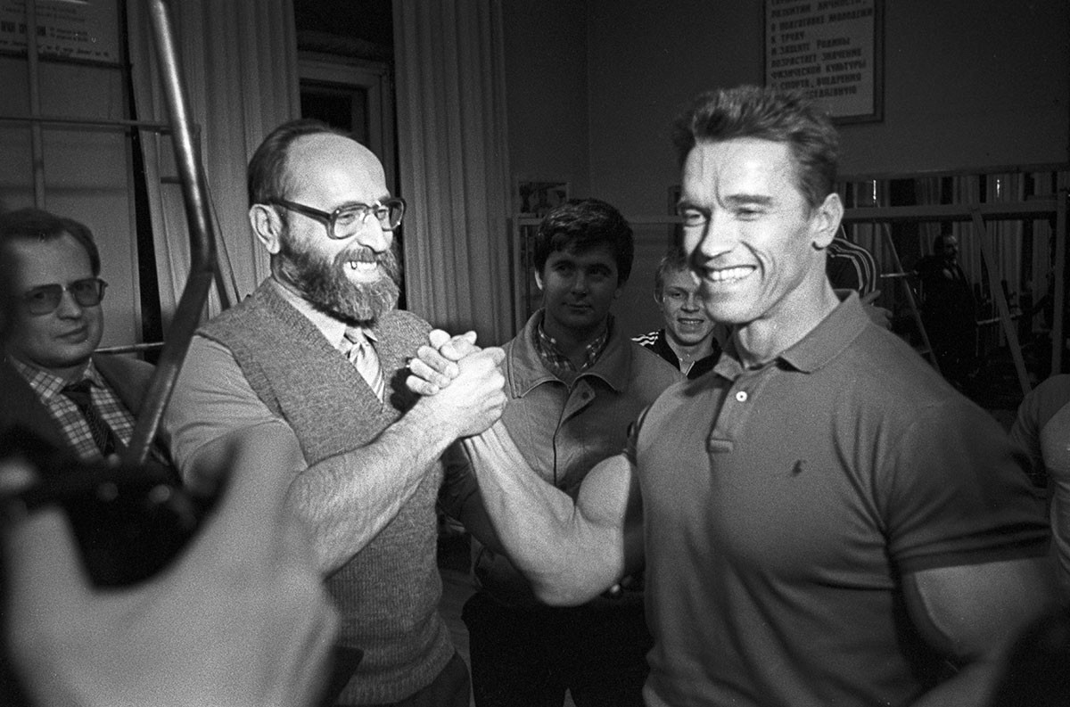 Arnold Schwarzenegger bertemu idolanya Yuri Vlasov di klub olahraga Atletik Moskow, 1988.