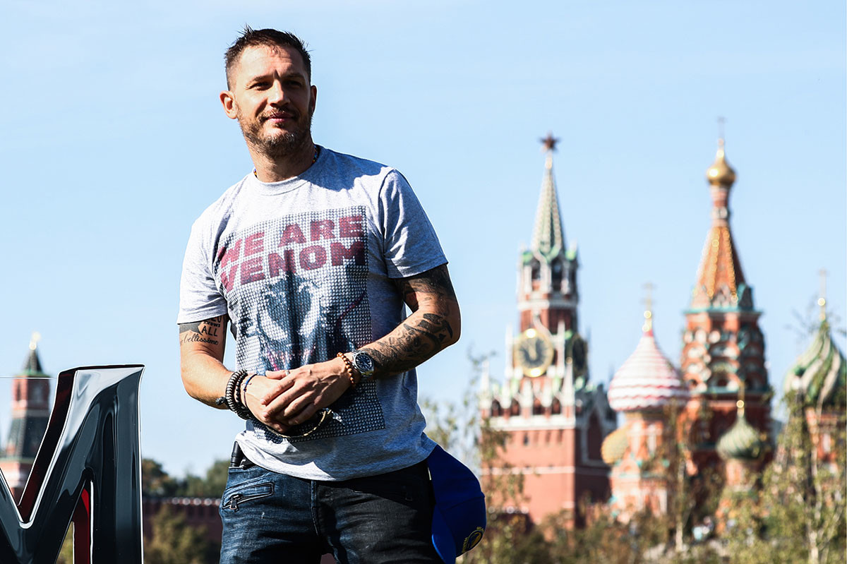 Tom Hardy di Taman Zaryadye, Moskow, tepat di samping Kremlin.