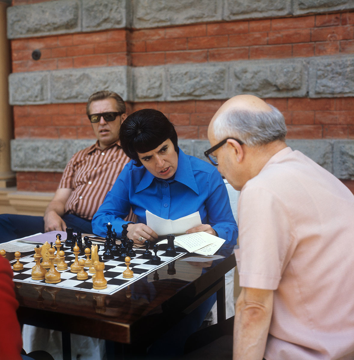 Нона Гаприндашвили с треньорите си, 1974 г.