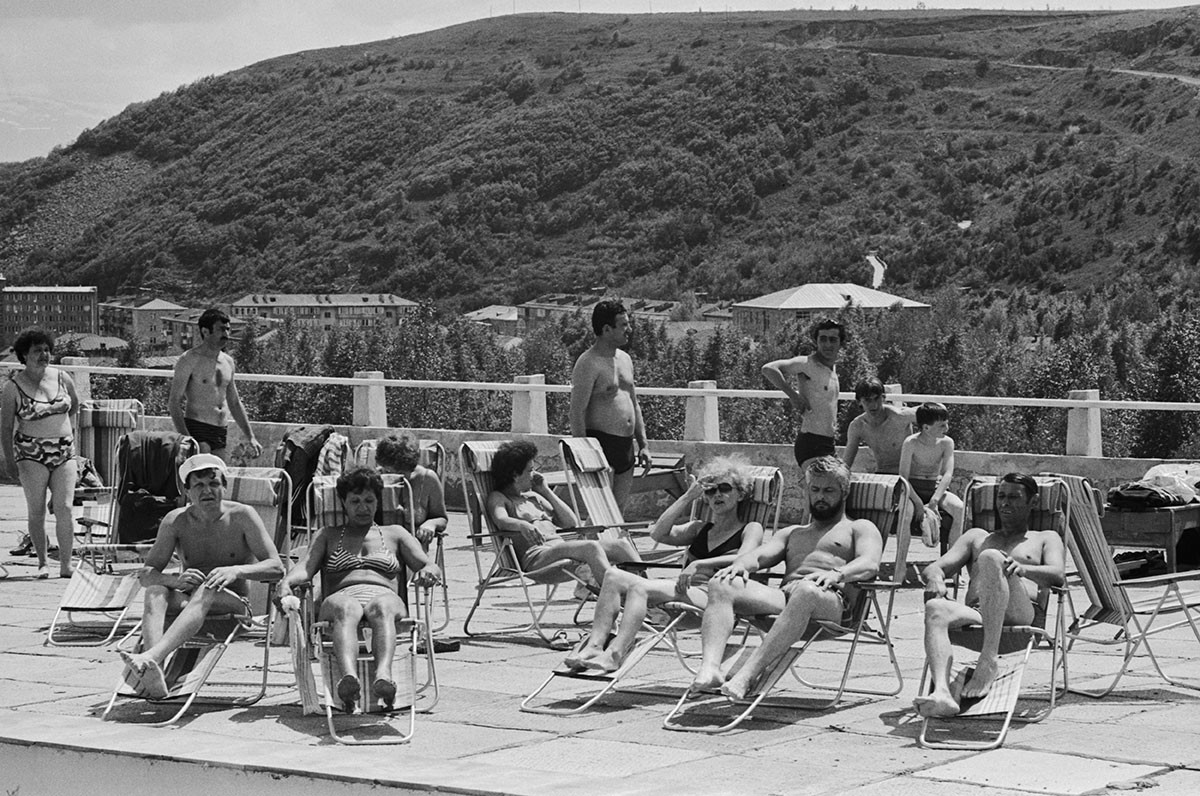 Ерменска ССР. 1 јун 1986 година. Туристи за време една од тераписките процедури (сончање).
