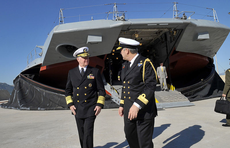 Admiral Gary Rouhgead (SAD) s kontraadmiralom Panosom Efstahiouom (Grčka), na pomorskoj stanici Amfialis, nakon posjeta desantnom brodu Corfu klase Zubr (2009.).