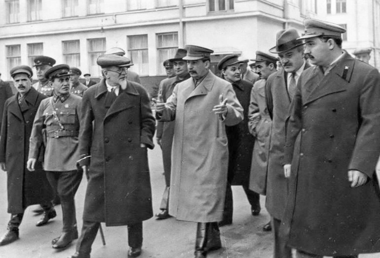 Mihail Kalinjin, Josif Staljin, Vjačeslav Molotov idu prema Crvenom trgu. 
