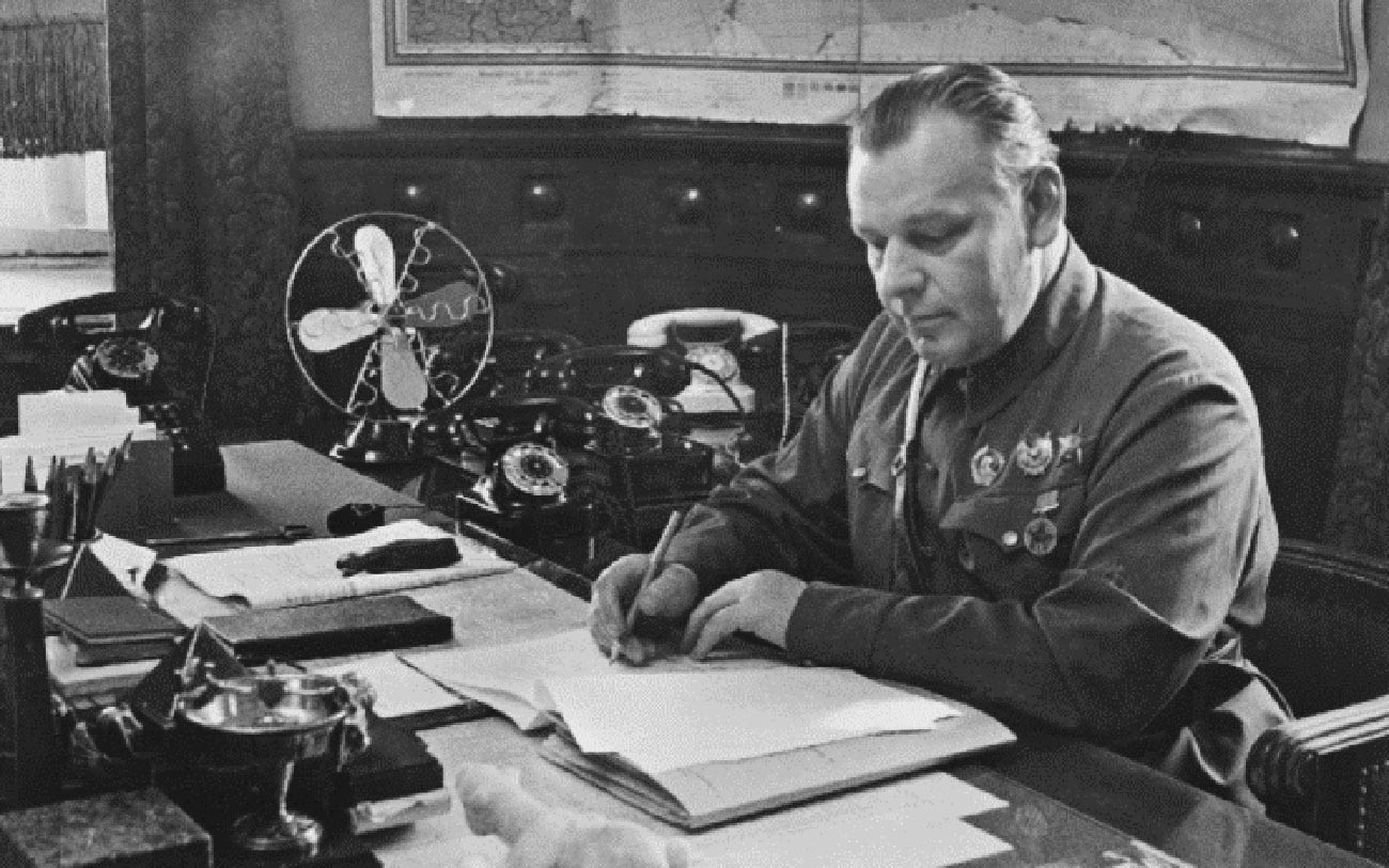 Nikolaj Vlasik v svojem delovnem kabinetu, trideseta leta