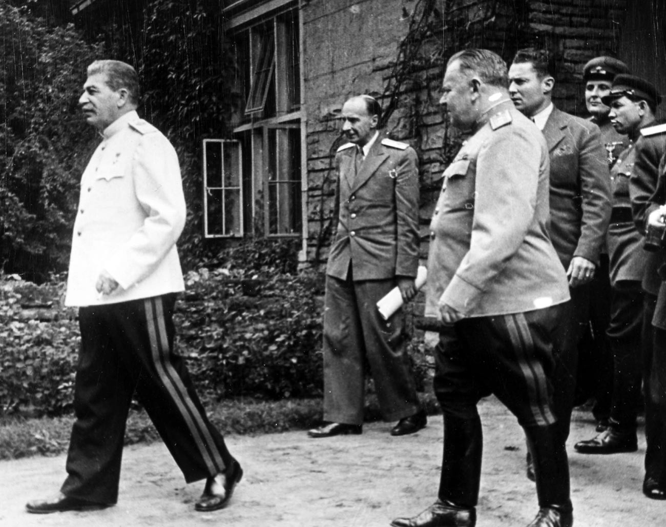 Sovjetski voditelj Josif Stalin v beli vojaški bluzi z ostalimi vojaškimi častniki na potsdamski konferenci julija 1945
