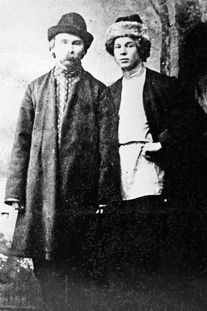 Os poetas do movimento dos “novos camponeses” Serguêi Iessênin (dir.) e Nikolai Kliuev (esq.), em 1915, em Petrogrado.