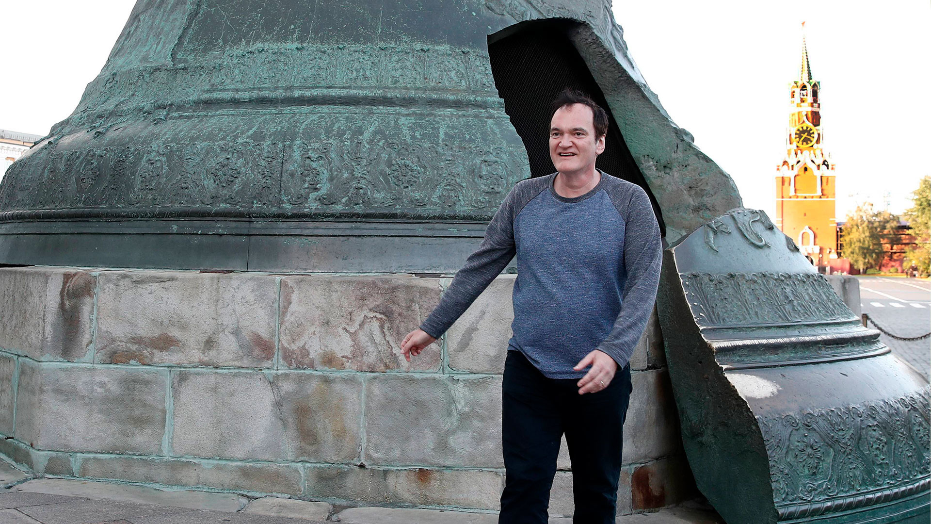 Tarantino cerca de la Campana del Zar del Kremlin
