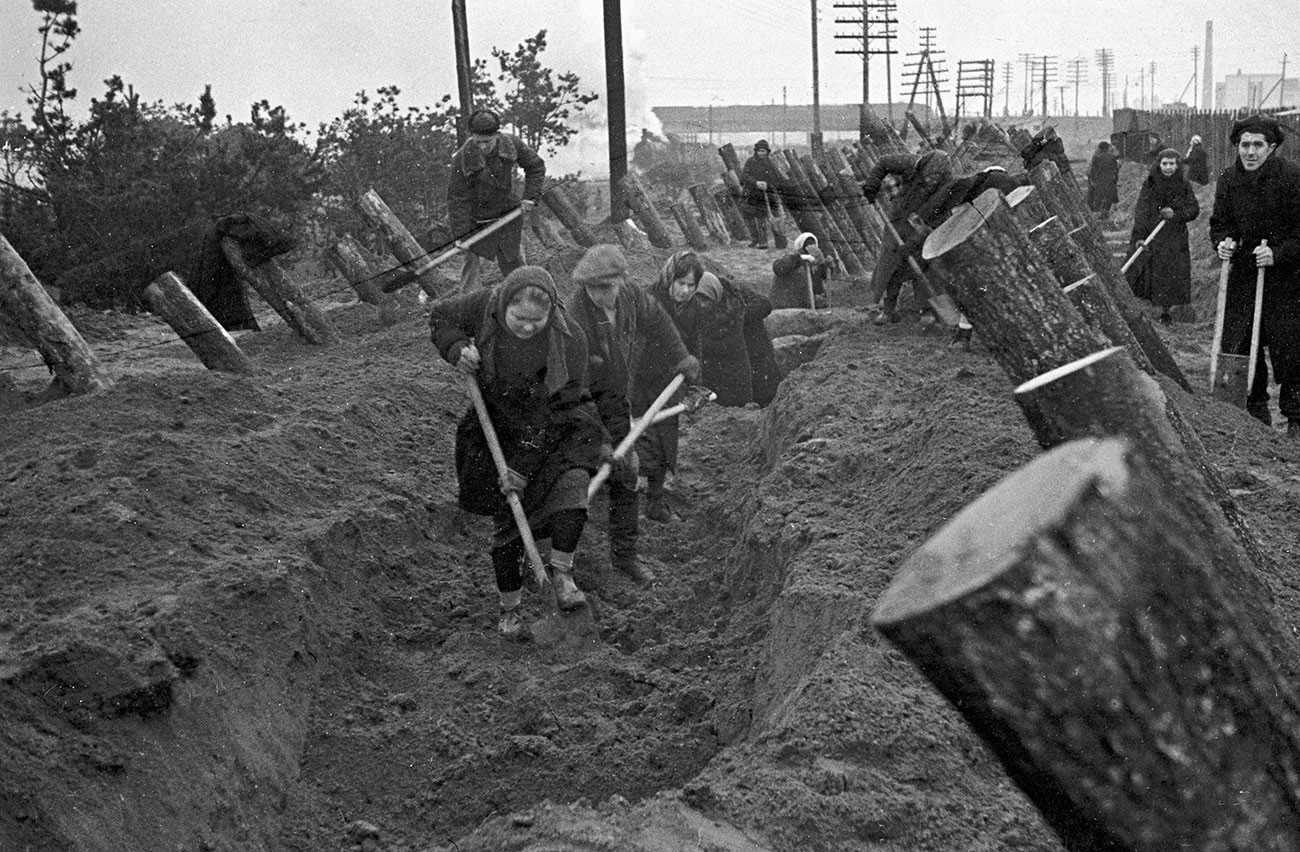 Des Moscovites construisent des ouvrages défensifs.