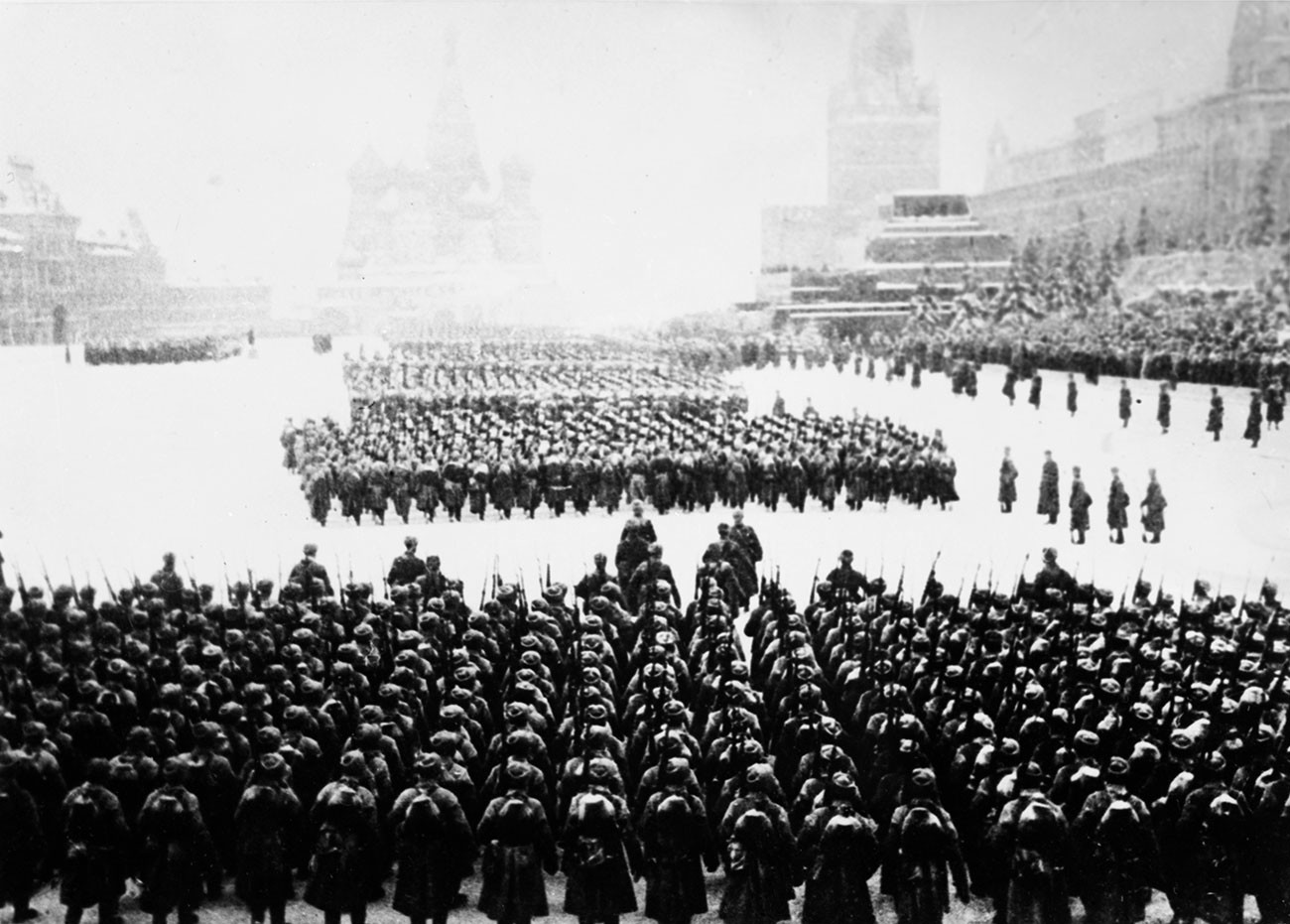 Défilé militaire sur la Place Rouge