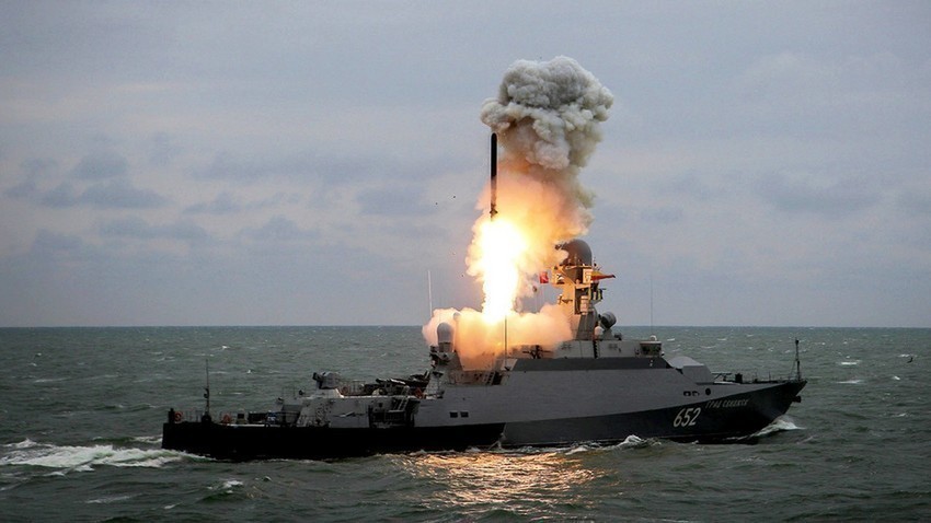 Малиот ракетен брод „Град Свијажск“ лансира ракета „Калибар“ на затворањето на воени вежби на Касписката флотила
