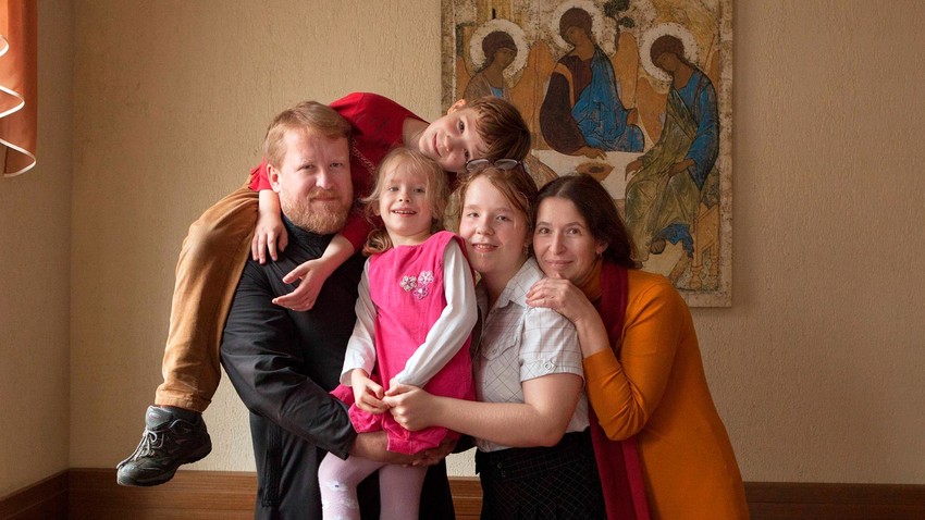 O padre Aleksandr Konstantinov com seus filhos, Aleksandra, Nikolai, Evguênia e a mulher, Svetlana Konstantinova.