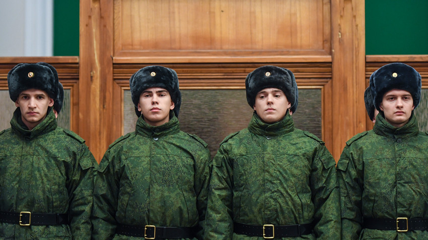 Naborniki, vpoklicani v Kremeljski polk, odhajajo na zbirno točko z glavnega železniškega kolodvora v Novosibirsku.