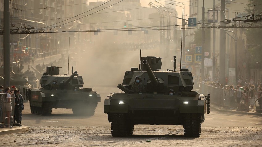 Тенк Т-14 „Армата“ во текот на поминувањето на воената техника по улицата „Барикаднаја“ во рамките на пробата за парадата на Црвениот плоштад по повод 75-годишнината од победата во Втората светска војна. 