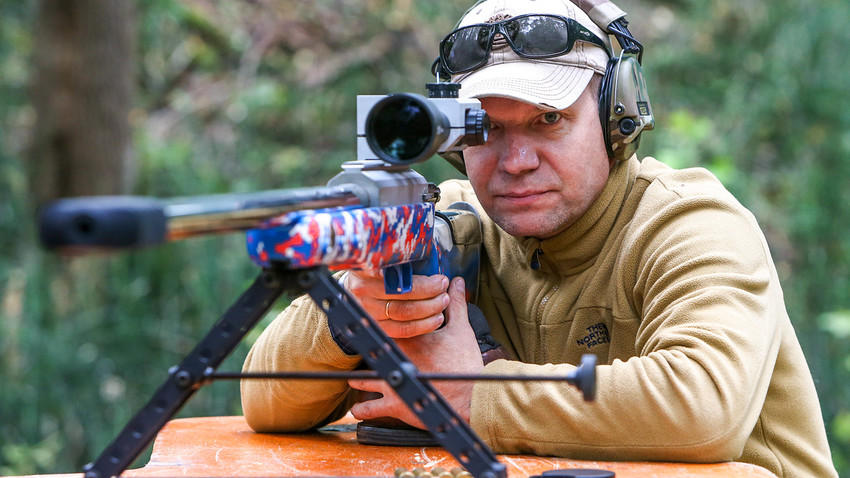 Заместник-генералният директор на корпорация Lobaev Arms , Юрий Синицин, тества пушката СВЛК-14С "Сумрак"на полигона на Lobaev Arms
