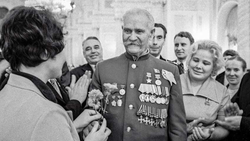 Учесниците на свечениот состанок по повод 60-годишнината од Големата октомвриска социјалистичка револуција разговараат со ветеранот на револуцијата и на Граѓанската војна, херојот на Советскиот Сојуз Константин Недорубов (во средина)
