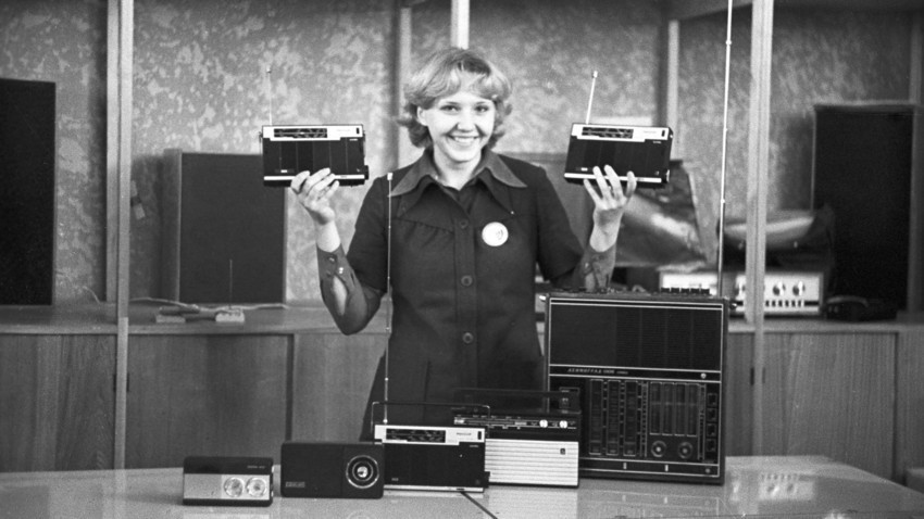 Verkauf von Transistorempfängern im Laden "Radiotechnika", 1980.