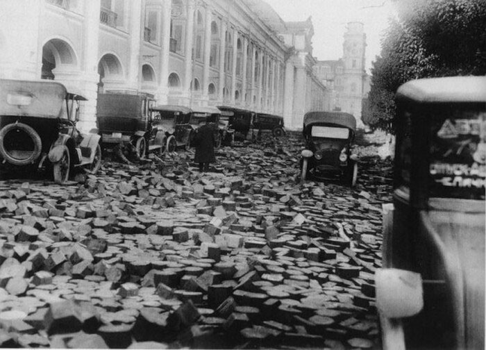 Pavimentação com blocos de madeira em São Petersburgo após a enchente de 1924