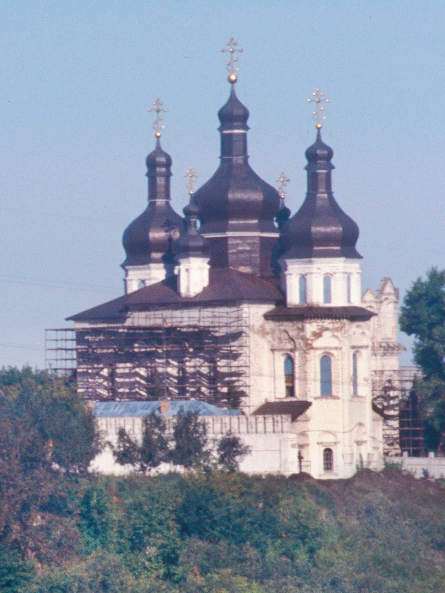 Monastère de la Trinité. Cathédrale de la Trinité, vue sur la rivière Toura. 4 septembre 1999