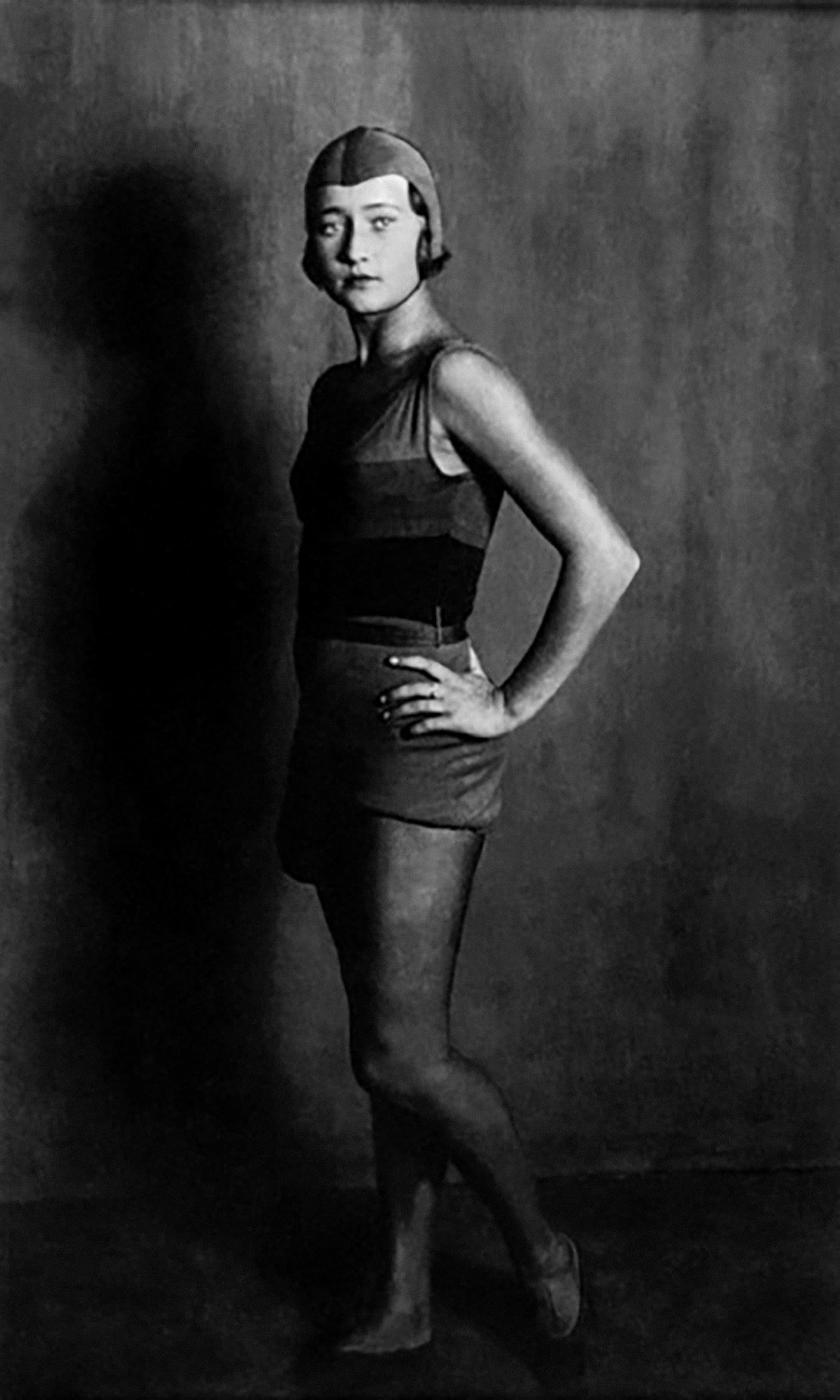 ドミトリー・ショスタコーヴィチの音楽によるバレエ「黄金時代」でコムソモールの女の子の役を演じるガリーナ・ウラノワ、1930年