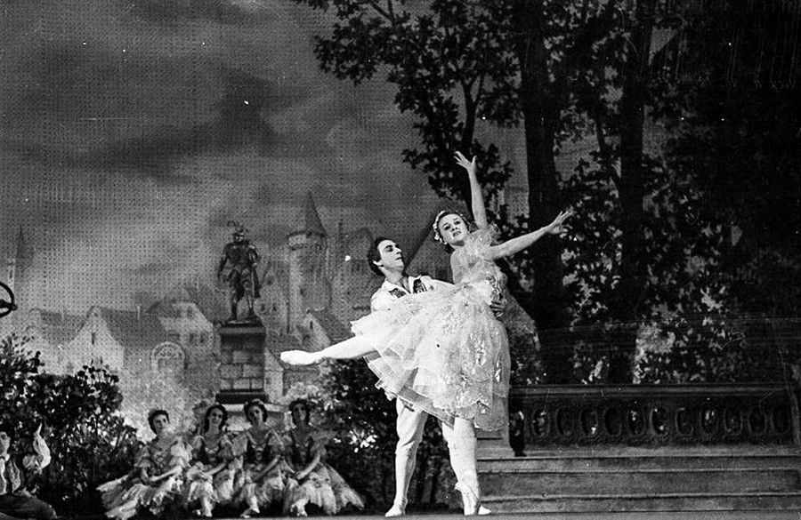 ボリショイ劇場で上演されたレオ・ドリーブの音楽によるバレエ「コッペリア」のエレーナ・ヴァンケ、1949年