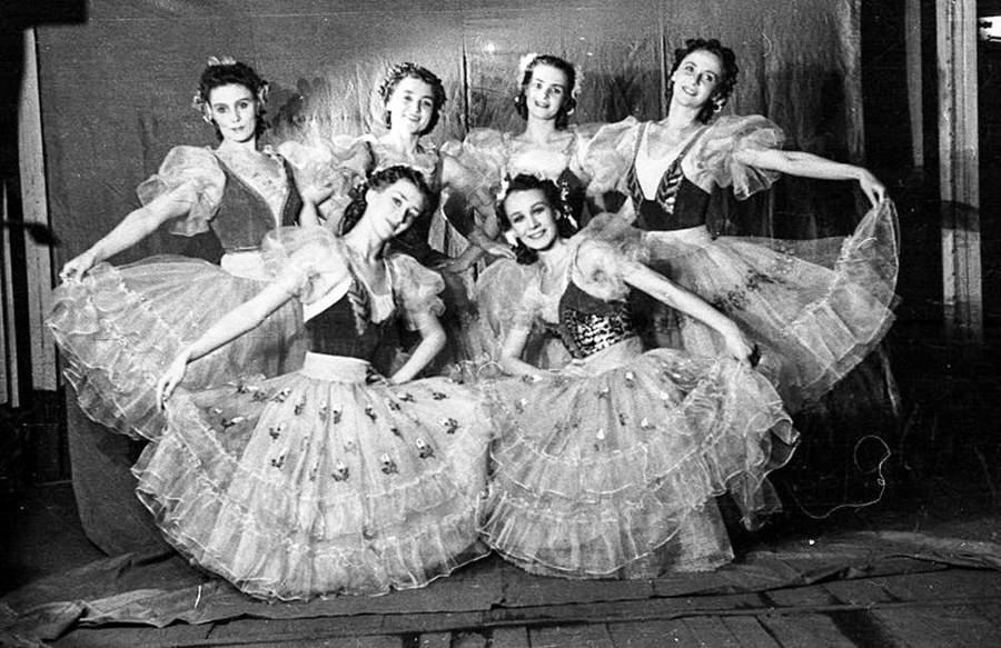 楽屋で「コッペリア」の衣装を着てポーズをとるバレリーナたち、1949年