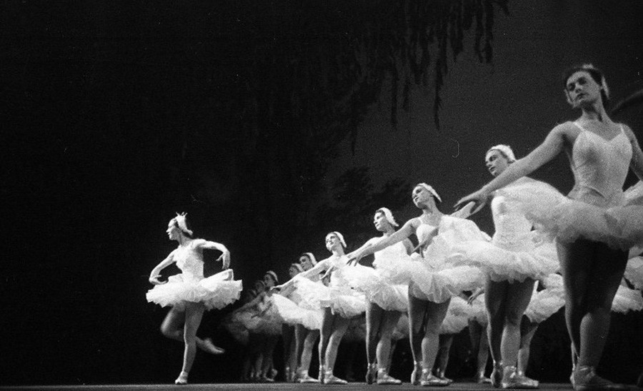 ノヴォシビルスク国立オペラ・バレエ劇場が上演する「白鳥の湖」、1955年