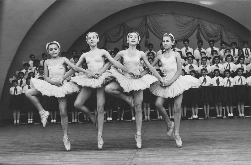 処女地開拓の労働者たちの送迎会で「小さな白鳥たちの踊り」を演じるピオネールたち、1958年