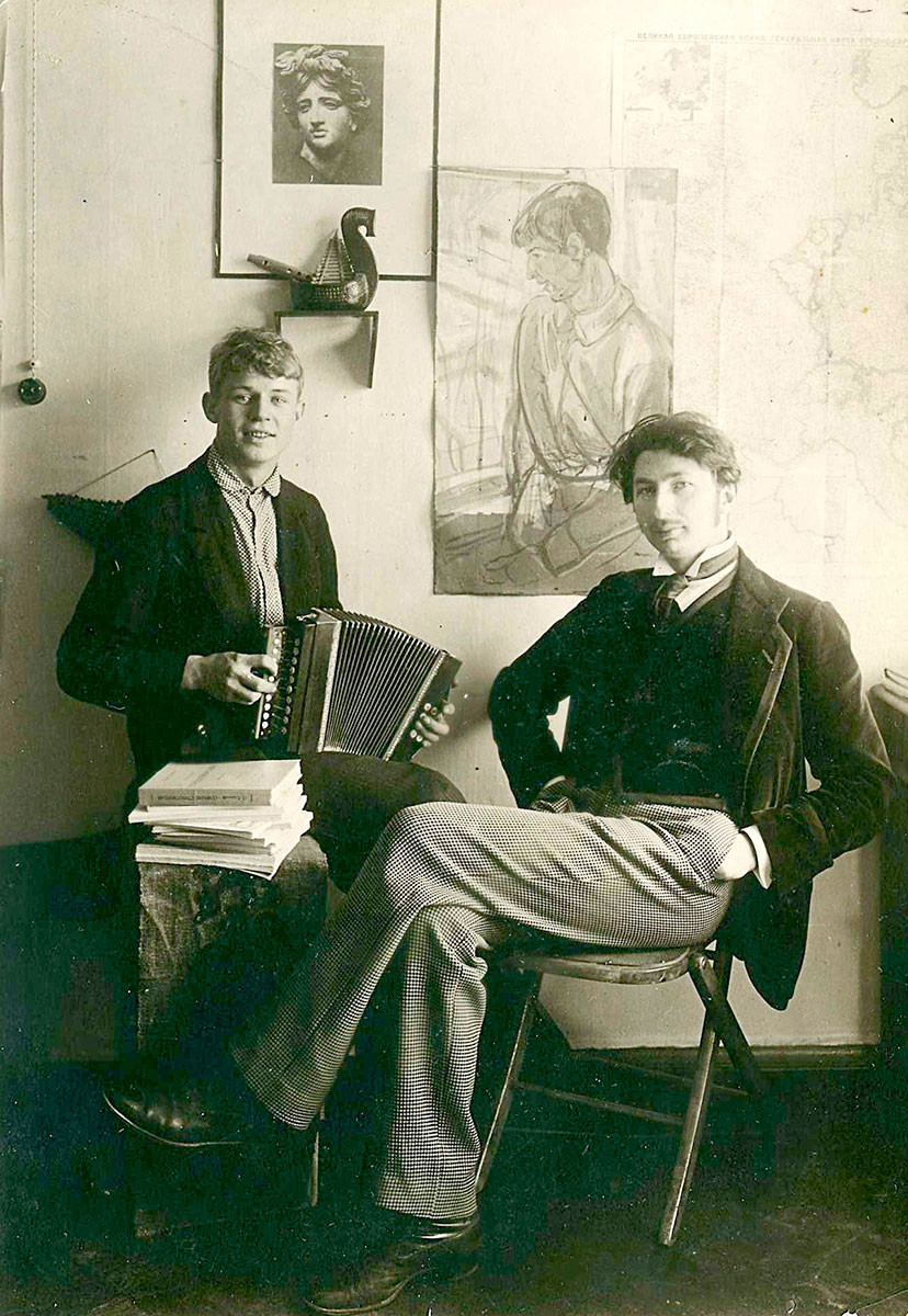 セルゲイ・エセーニン（左）、セルゲイ・ゴロデツキー（右）、1916年