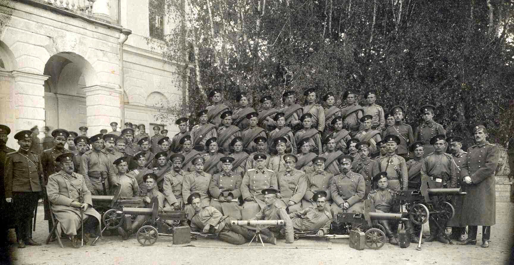 Офицеры 88-го Петровского пехотного полка и пулемётная команда, 1911 год.